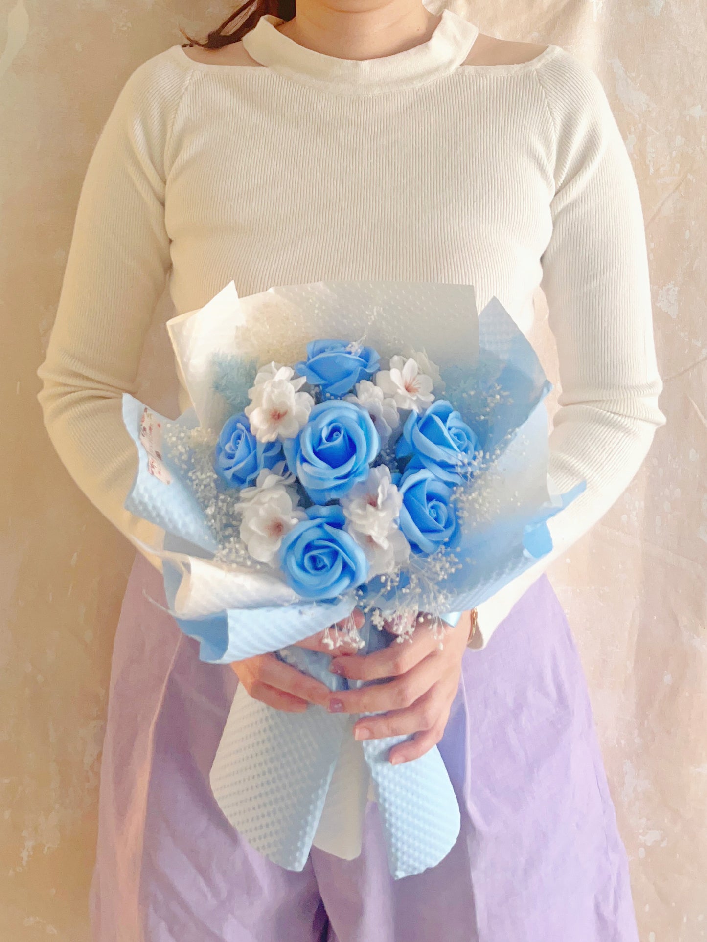 蔚藍的睛空 藍色香梘玫瑰花束 |番梘花|畢業花束 情人節花束 生日花束 中學 小學 幼稚園