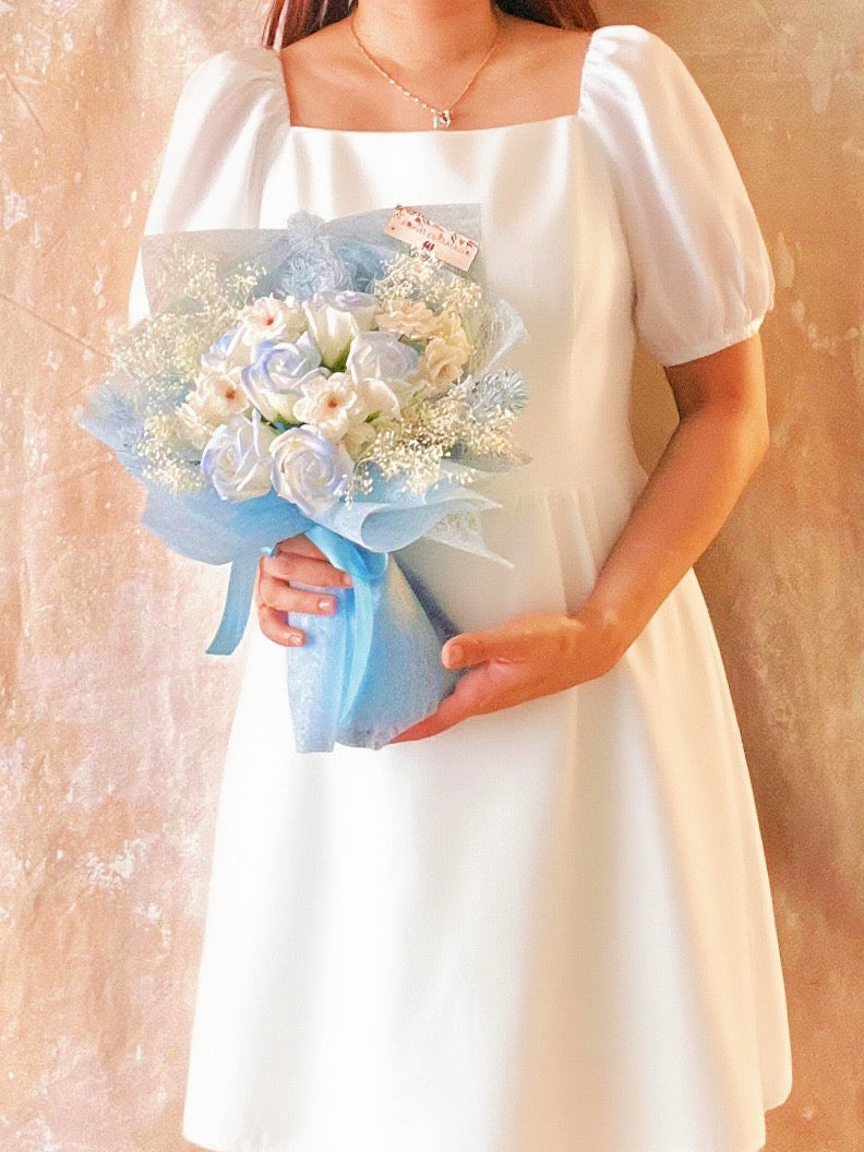 6枝冰藍香梘玫瑰花束 ｜番梘花｜畢業花束 情人節花束 生日花束 中學 小學 幼稚園