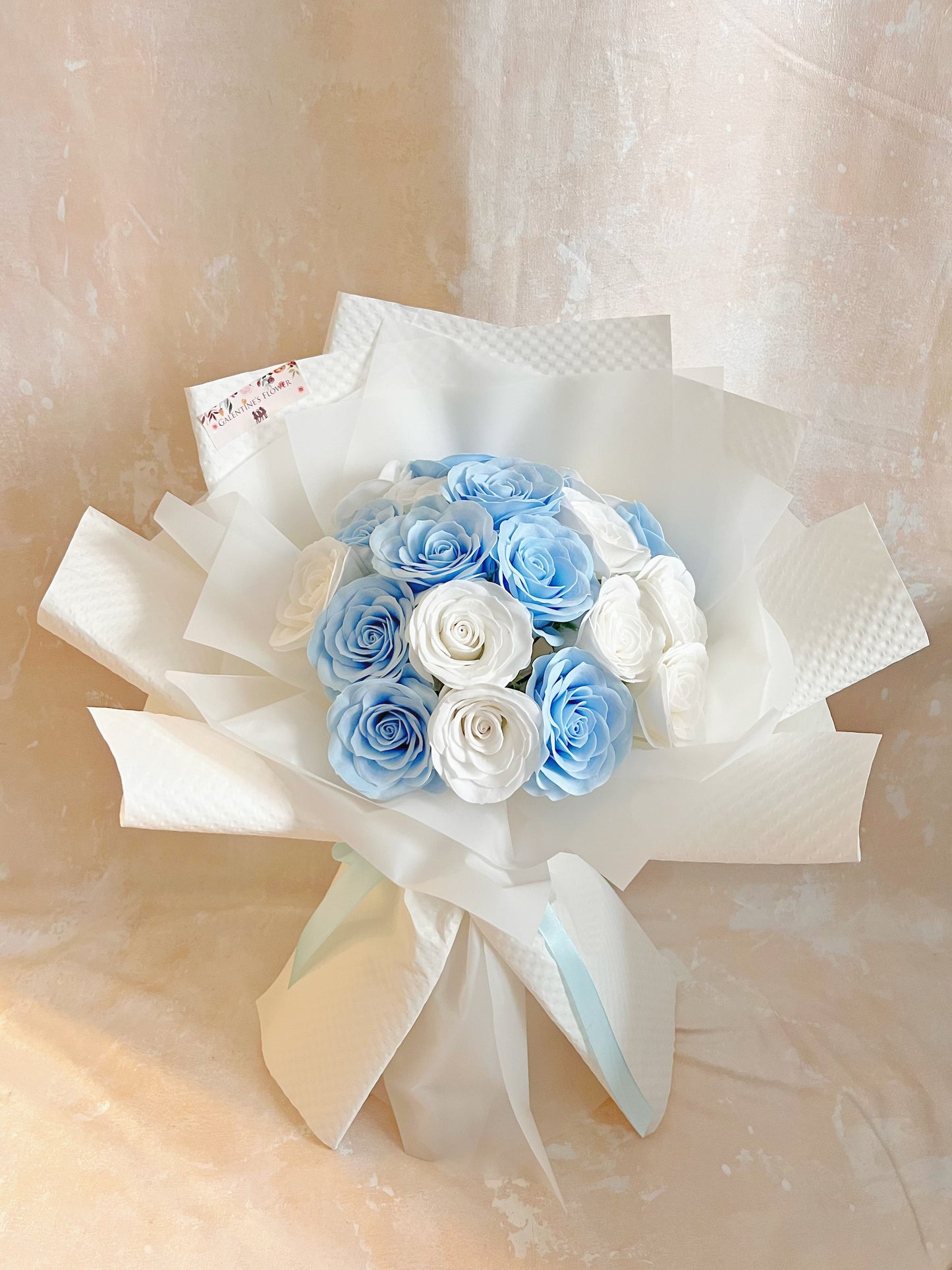 20 枝粉藍粉白 香梘玫瑰花束 ｜番梘花｜畢業花束 情人節花束 求婚 生日花束
