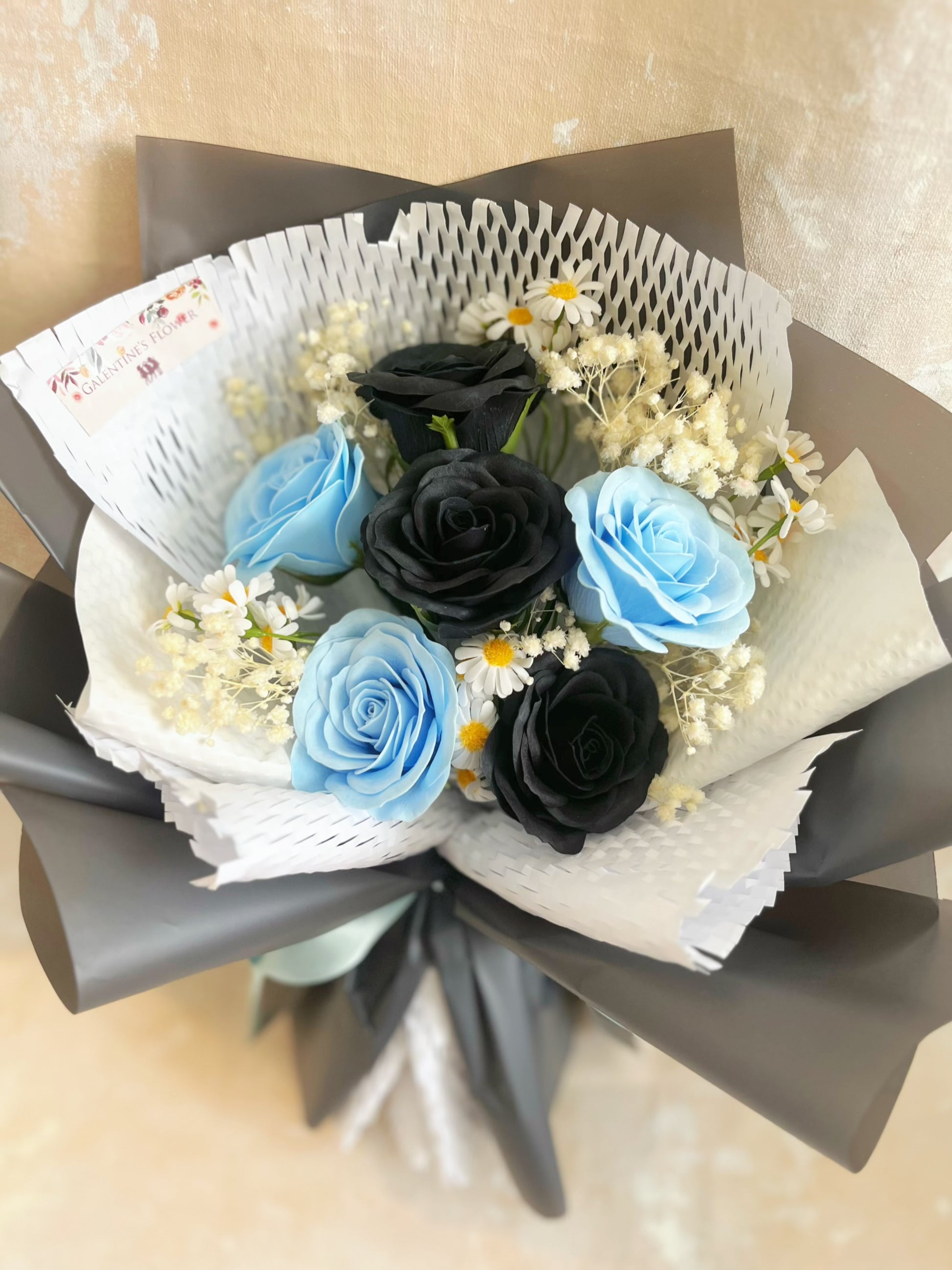 6 枝黑色藍色香梘玫瑰花束 ｜番梘花｜情人節花束 生日花束
