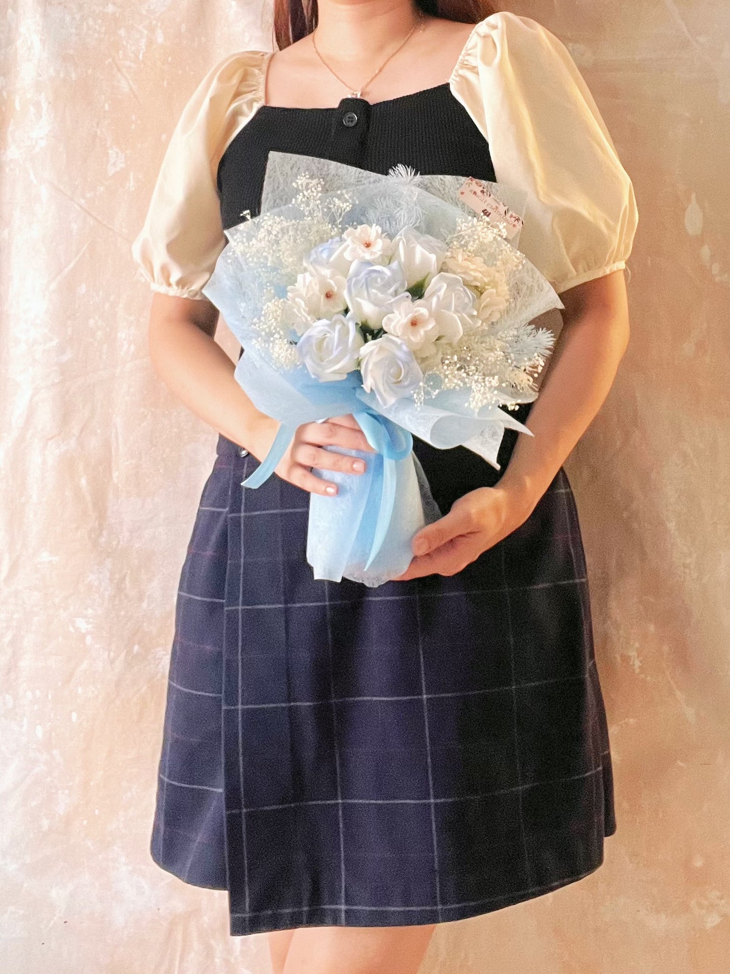 6枝冰藍香梘玫瑰花束 ｜番梘花｜畢業花束 情人節花束 生日花束 中學 小學 幼稚園