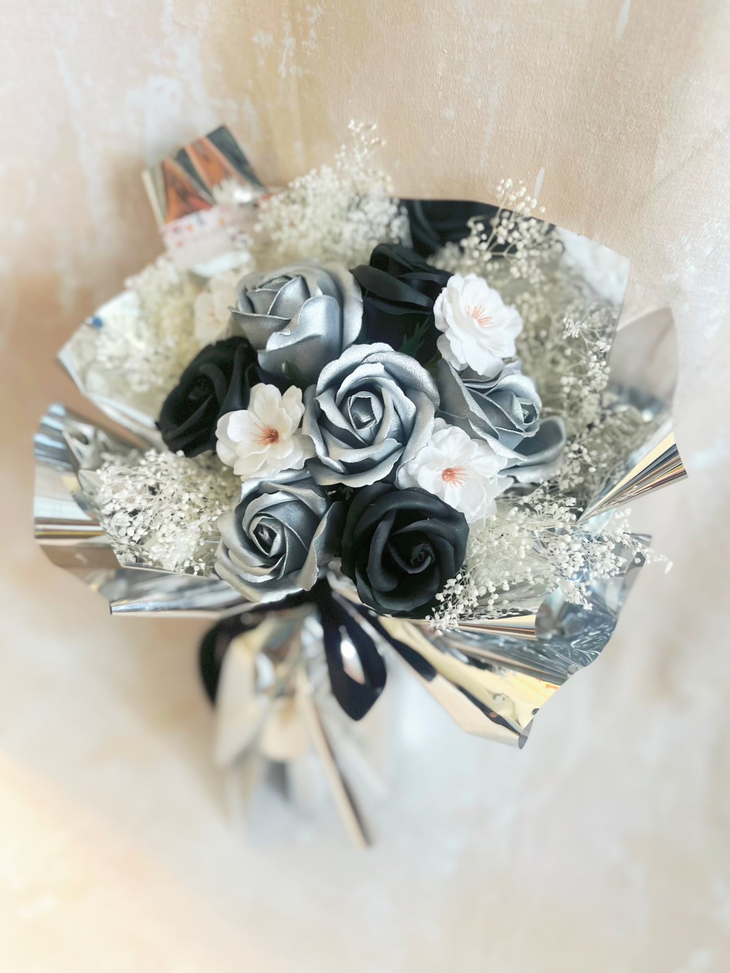 冰川 黑銀色香梘玫瑰花束 ｜番梘花｜畢業花束 情人節花束 生日花束 中學 小學 幼稚園