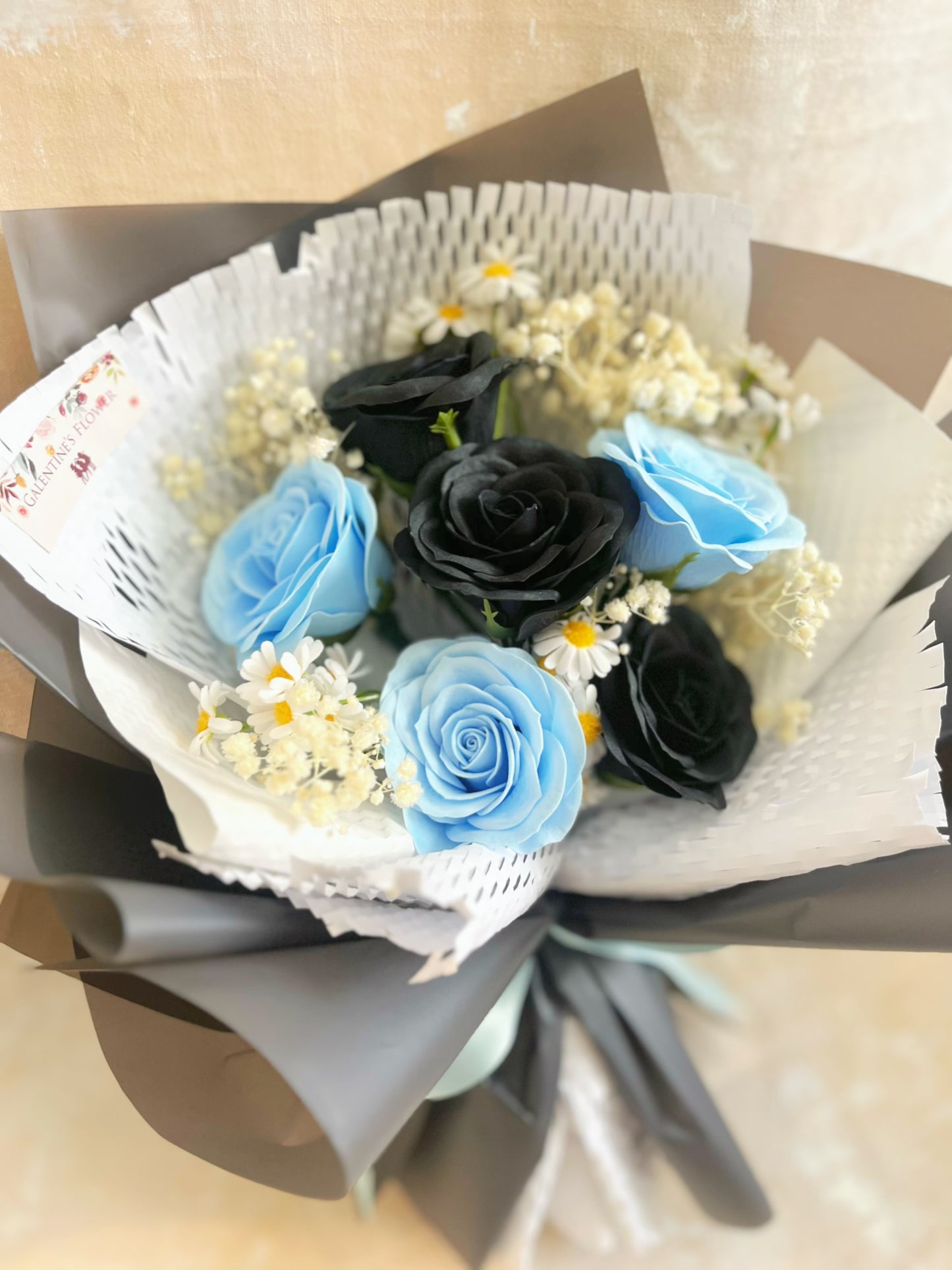 6 枝黑色藍色香梘玫瑰花束 ｜番梘花｜情人節花束 生日花束