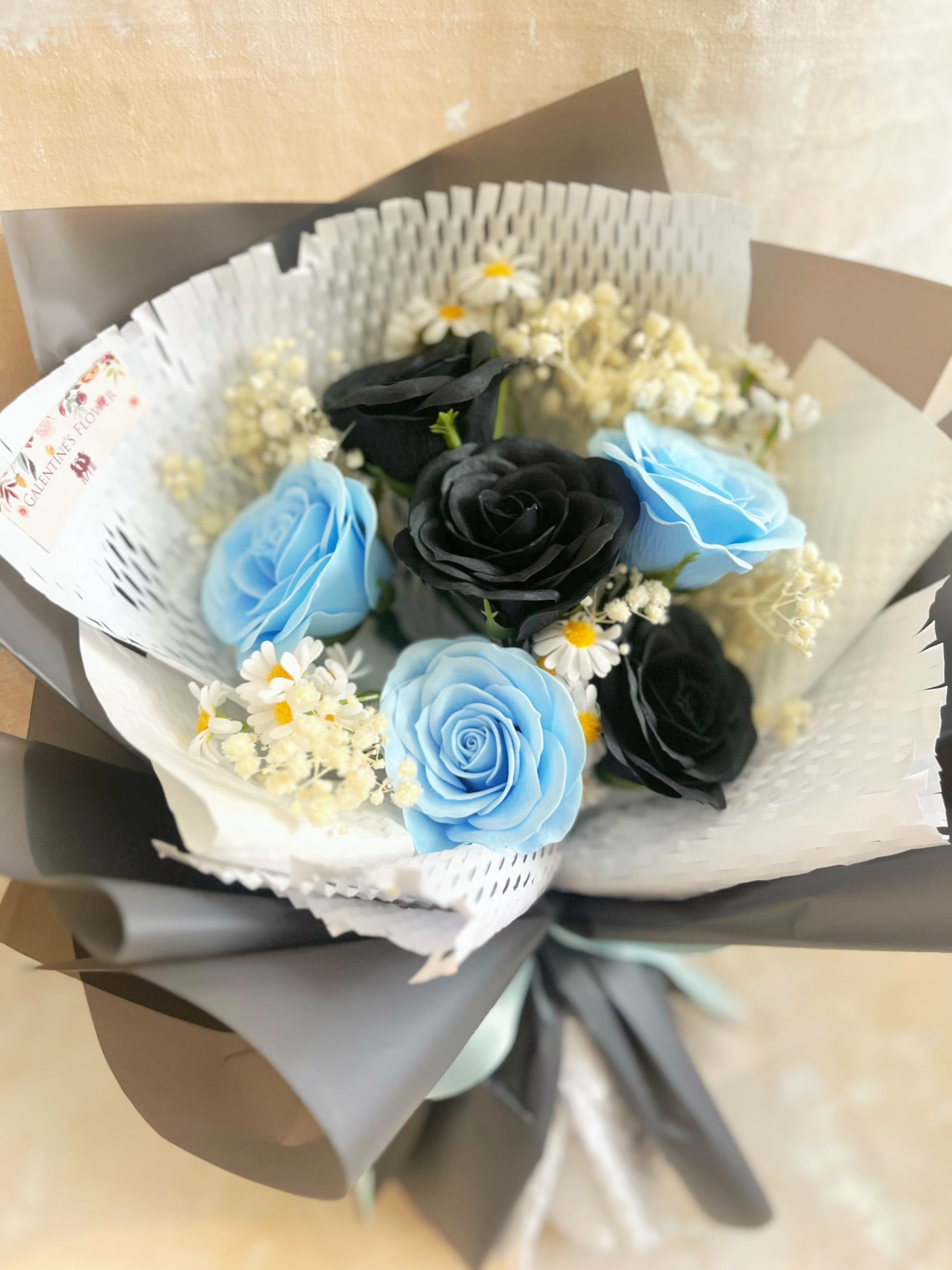 6 枝黑色藍色香梘玫瑰花束 ｜番梘花｜情人節花束 生日花束